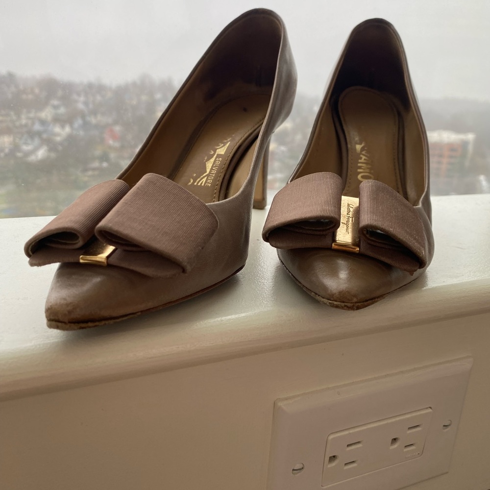 FERRAGAMO women’s low heeled pump bow!